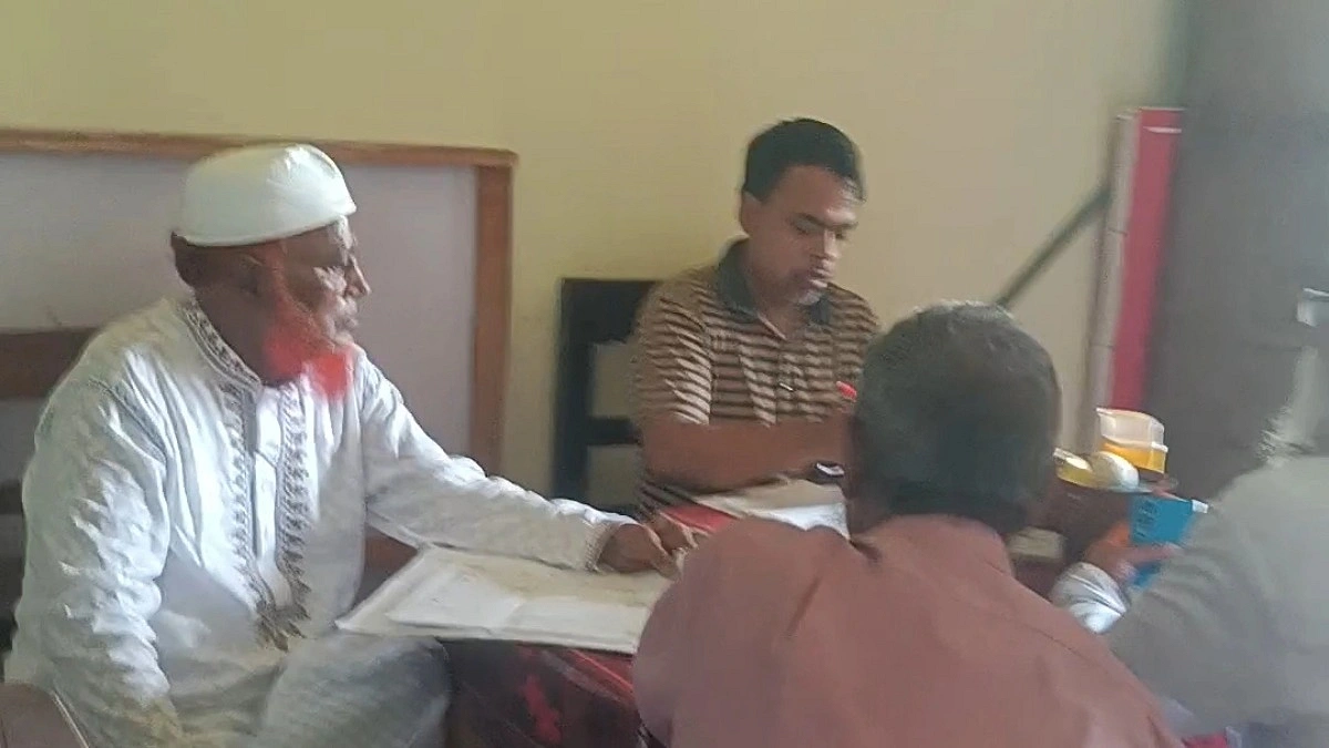 হাজিরা দেন এক অফিসে, কাজ করেন অন্য অফিসে