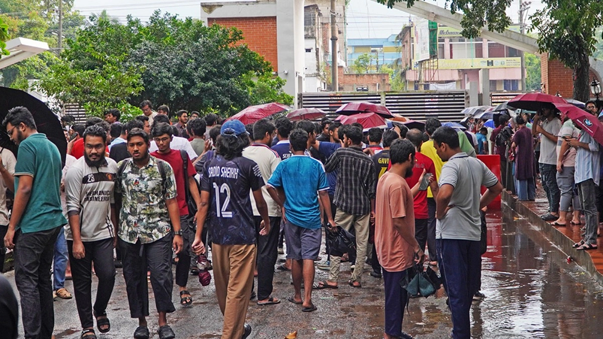 শিক্ষার্থীদের মূল ফটকে অবস্থান।