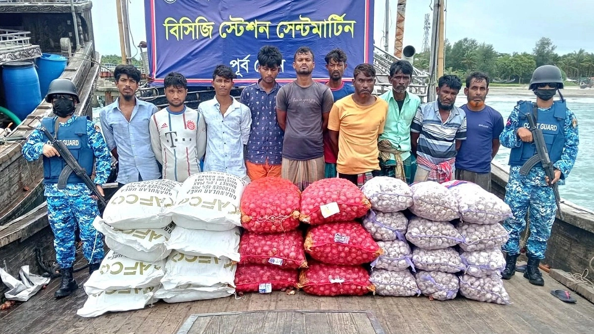 মিয়ানমারে পাচারের সময় ১২ টন ইউরিয়া সারসহ আটক ১০