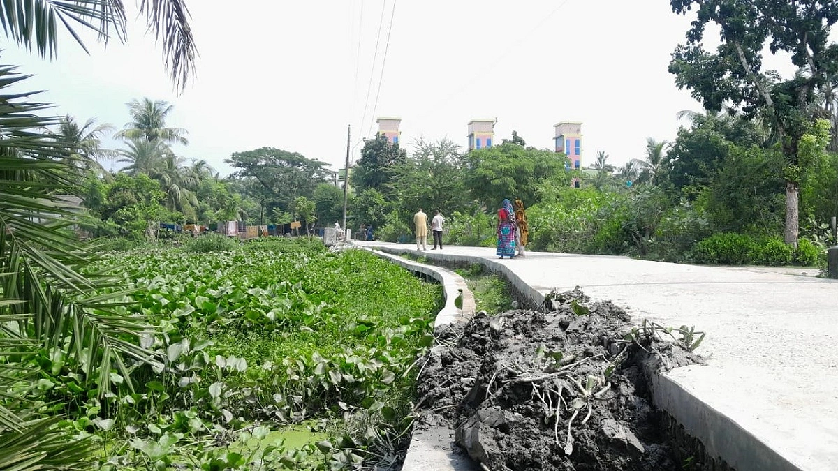 পাইকগাছায় কাজ শেষ হওয়ার আগেই সড়কে ফাটল
