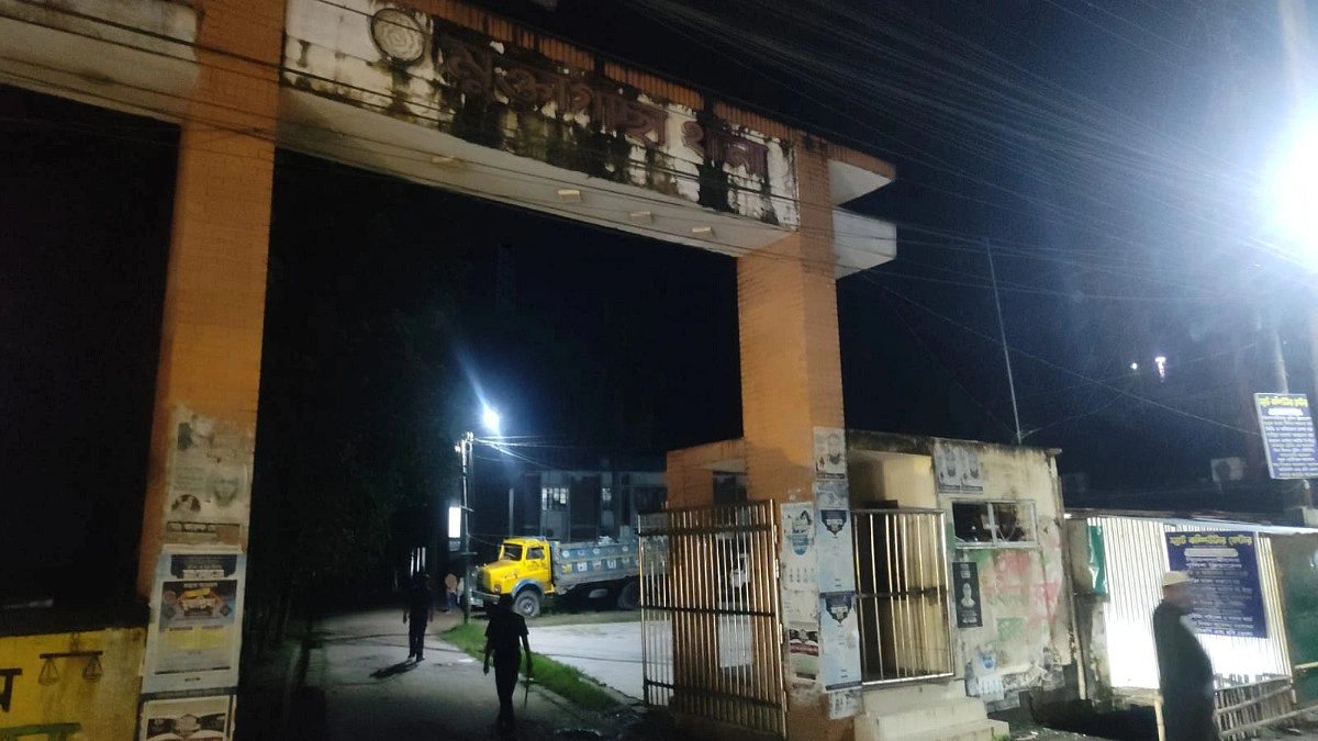 মুক্তাগাছায় পুলিশের সঙ্গে বিএনপি নেতার তর্কের জেরে থানায় ভাঙচুর