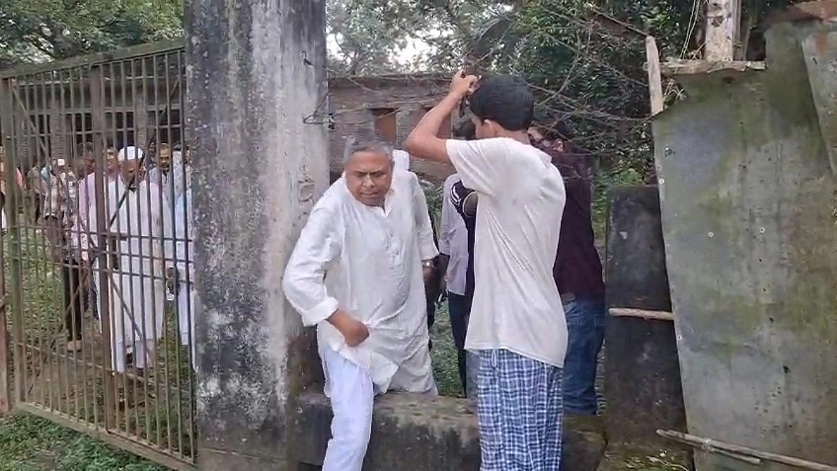 গেটে জং ধরা তালা, কাঁটাতার সরিয়ে স্বাস্থ্যকেন্দ্রে এমপি