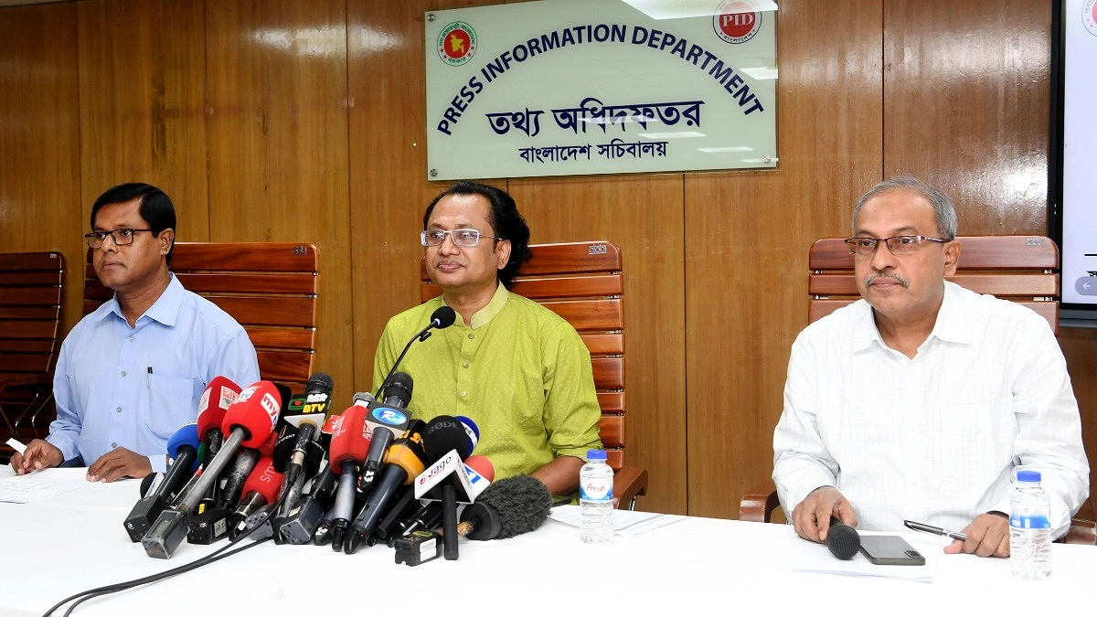 ককটেল ছুড়ে, বাসে আগুন দিয়ে সংকট তৈরি করা যাবে না : তথ্য উপদেষ্টা