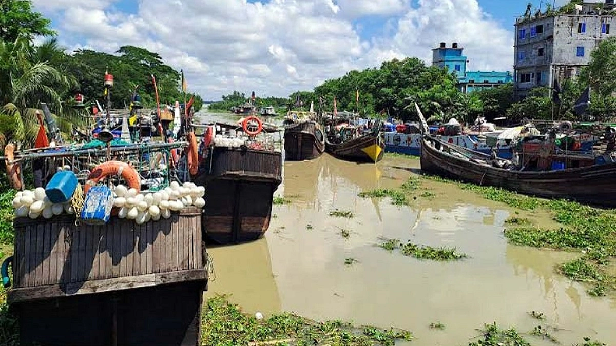 নিম্নচাপে উত্তাল সাগর, উপকূলে ফিরছে মাছ ধরা ট্রলার