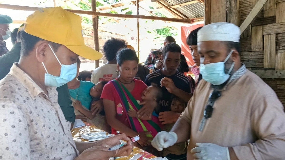 দুর্গম পাহাড়ে হামের টিকা পেল ৪৫ শিশু, চিকিৎসা ১৫০ জনের