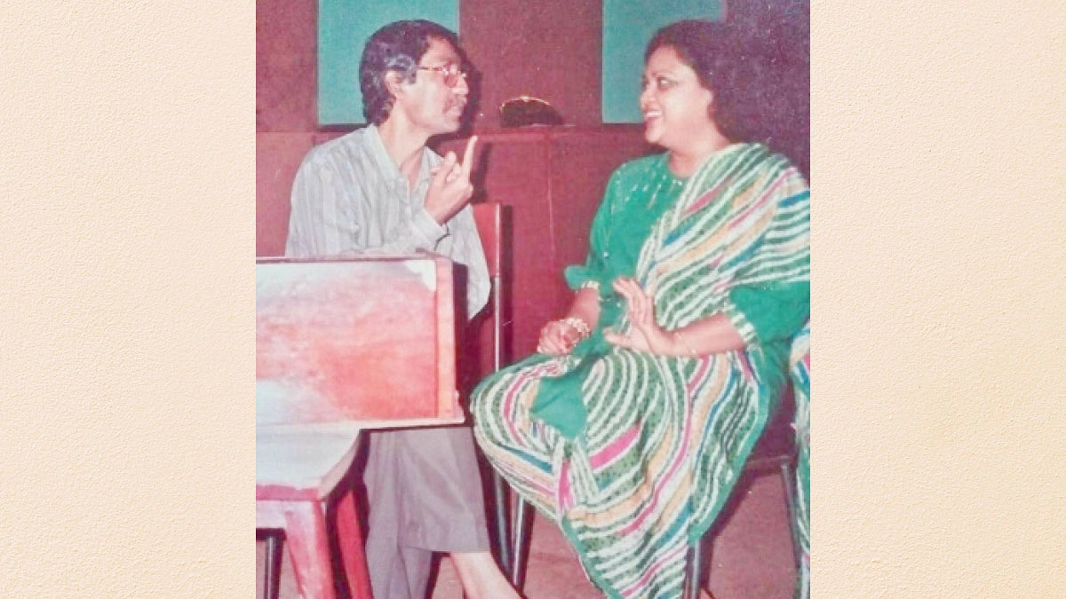 গান রেকর্ডিংয়ের ফাঁকে আত্মীয় ও প্রখ্যাত গায়িকা সাবিনা ইয়াসমীনের সঙ্গে