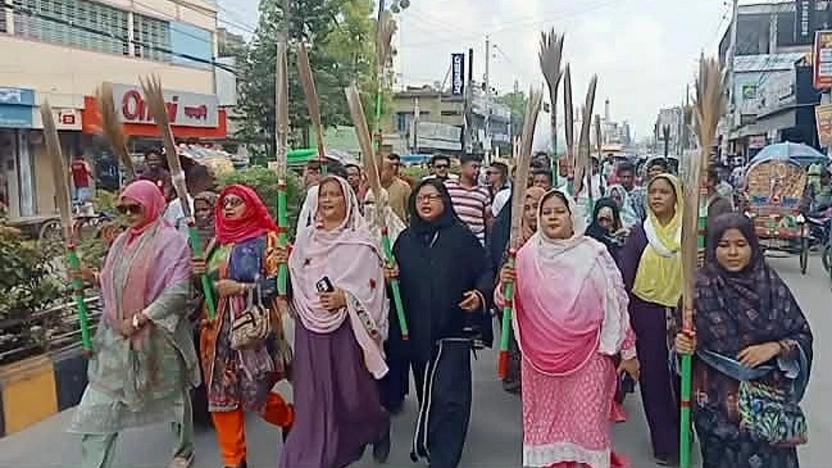 এমপি আমির হামজার শাস্তির দাবিতে মহিলা দলের ঝাড়ু মিছিল