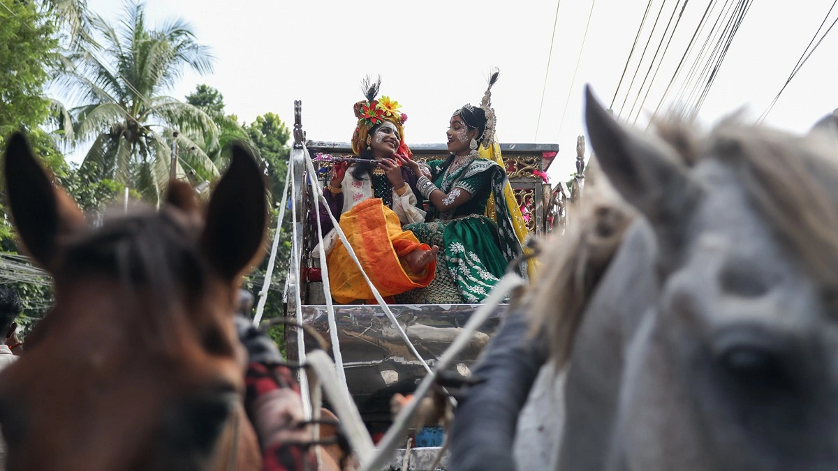 ঘোড়ার গাড়িতে চড়ে শোভাযাত্রায় অংশ নেন ভক্তরা