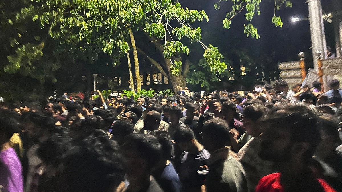ভিসি ‘অপসারণ’ নিয়ে মধ্যরাতে উত্তাল চুয়েট