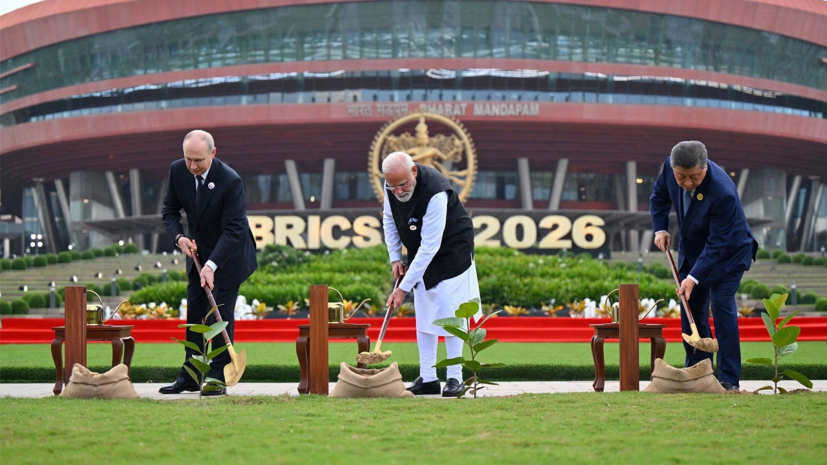 যৌথ বৃক্ষরোপণের সময় পুতিন, নরেন্দ্র মোদি ও শি। ছবি: রয়টার্স