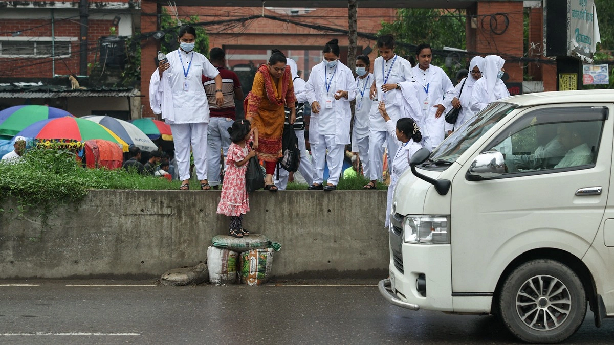 রোগীদের পাশাপাশি সাধারণ পথচারীদেরও ঝুঁকি নিয়ে রোড ডিভাইডার ব্যবহার করে সড়ক পার হতে দেখা যায়