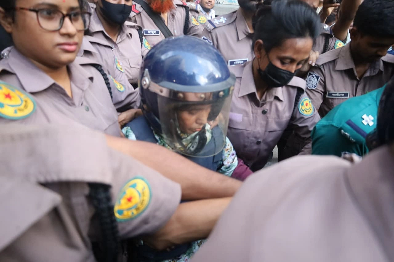 ঢাকার আদালতে জি এম নজরুল ইসলামের প্রথম স্ত্রী মাকসুদা ইসলাম। ছবি: আগামীর সময়