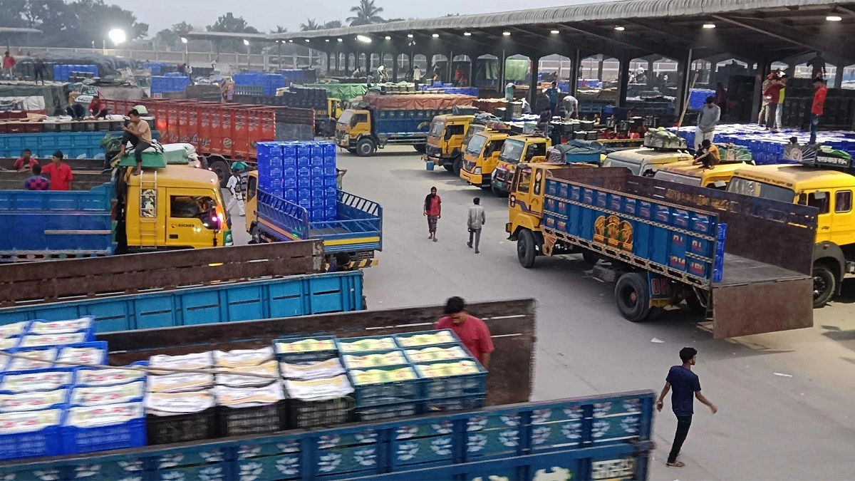 জ্বালানি তেলের মূল্যবৃদ্ধিতে বেনাপোলে ট্রাক ভাড়া বৃদ্ধি, বিপাকে ব্যবসায়ীরা