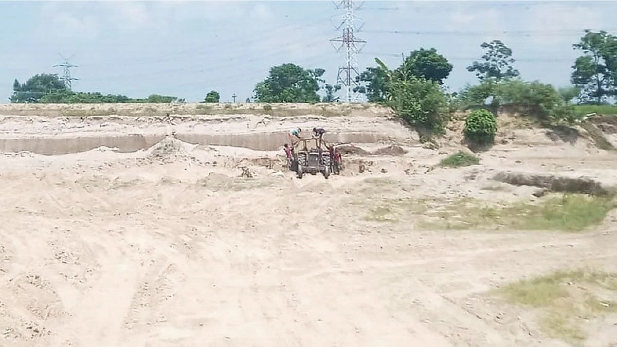 পার্বতীপুরে বালু তোলায় ধস, ক্ষতিগ্রস্ত কৃষিজমি