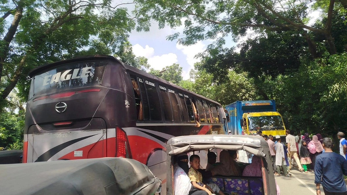 বাবুগঞ্জে বাসচাপায় মাদ্রাসার মৌলভী নিহত, মহাসড়ক অবরোধ শিক্ষার্থীদের