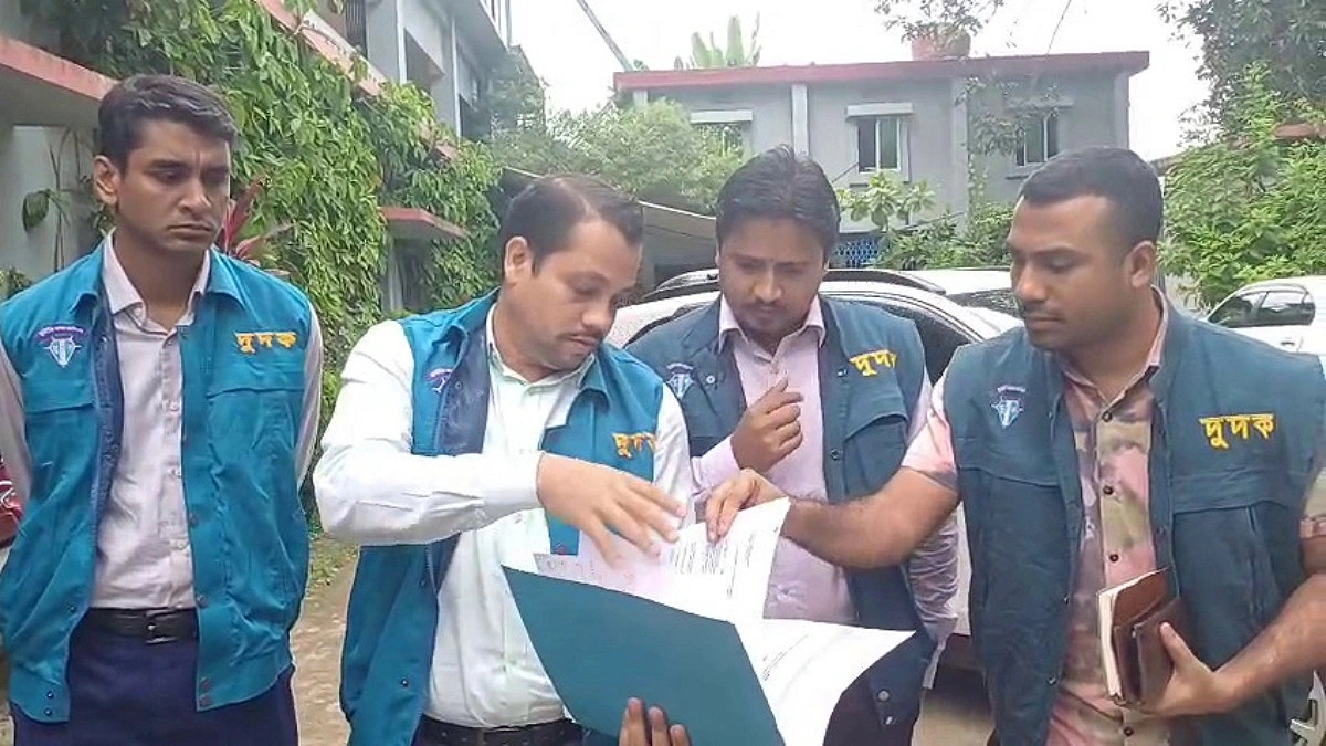 বান্দরবানে ডিপিএইচই কার্যালয়ে দুদকের অভিযান, নথি জব্দ