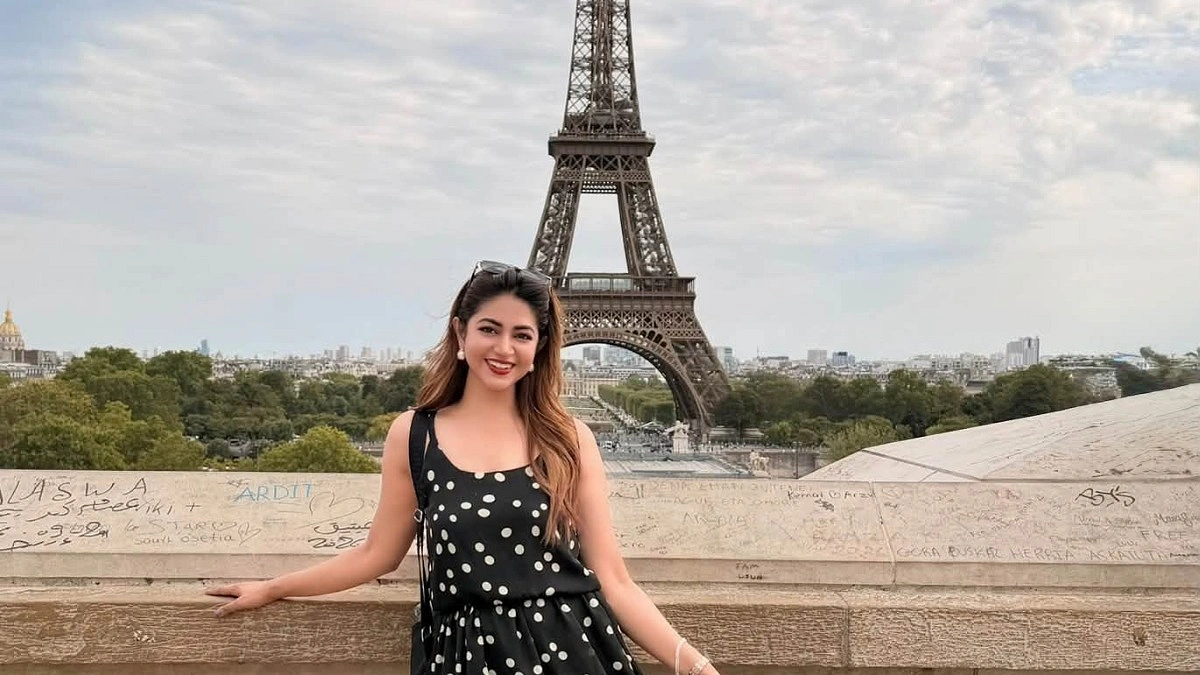 ভালোবাসার শহর প্যারিসে ঘুরছেন প্রিয়ন্তি উর্বী