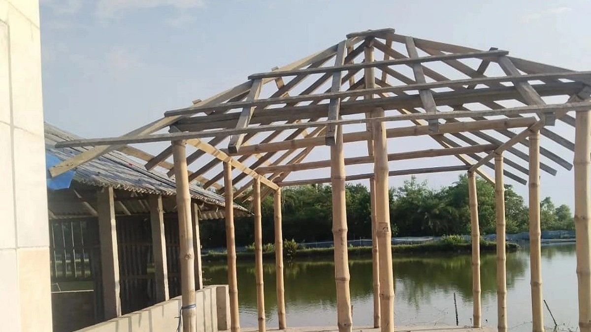 কয়রায় স্কুলের পরিত্যক্ত ভবনের টিন-বেঞ্চ বিক্রির অভিযোগ