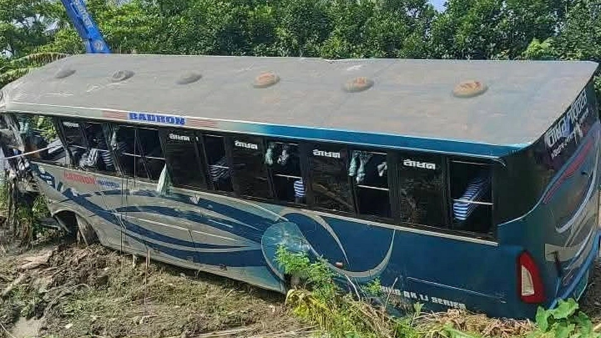 ‘হেলপার’ চালাচ্ছিলেন বাস, খাদে পড়ে আহত ১০