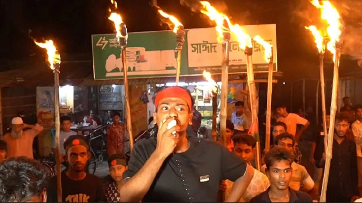 ‘ছাত্রদল নেতাকে’ চেনেনি পুলিশ, তাই থানার সামনে মশাল মিছিল