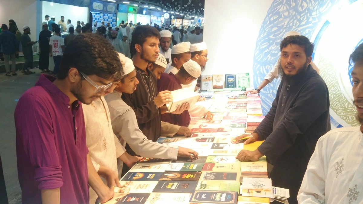 ছুটির দিনে জমে উঠেছে ইসলামি বইমেলা