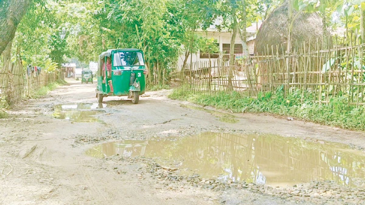 মৌলভীবাজারের সড়কে ছোট ছোট গর্তে বড় ভোগান্তি