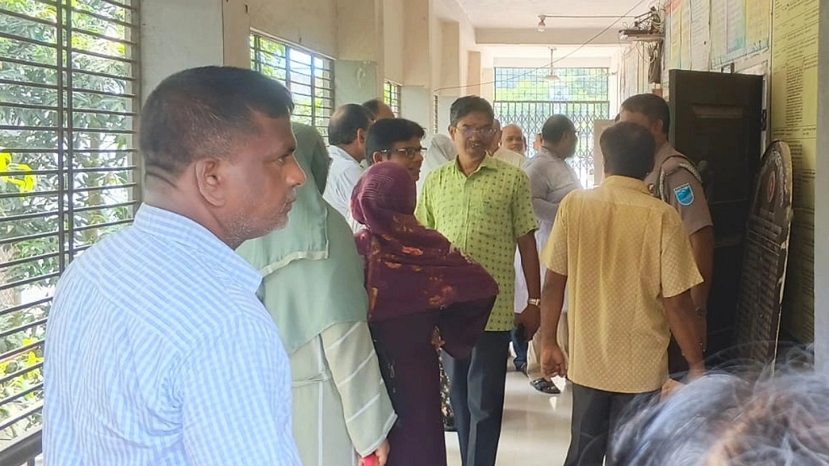 এসিআর না দেওয়ার অভিযোগে শিক্ষা কর্মকর্তা অবরুদ্ধ