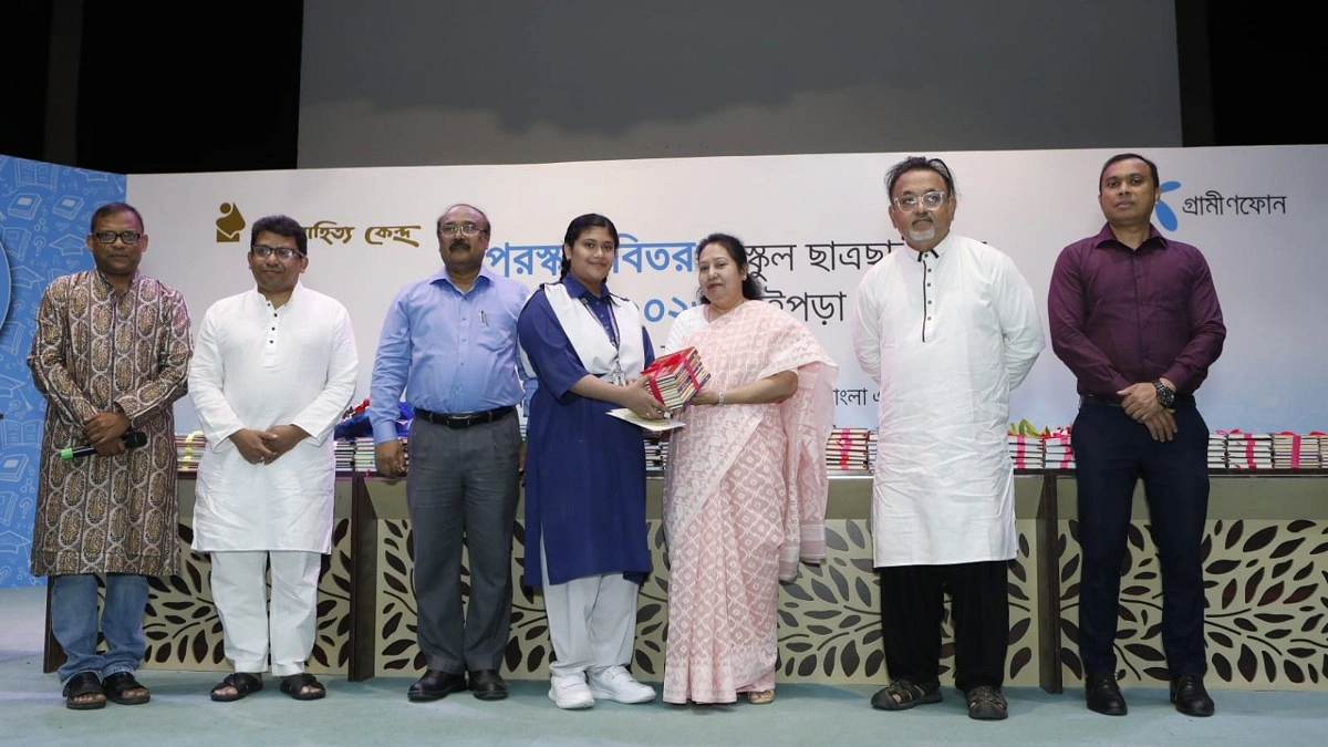 বই পড়ে পুরস্কার: ছেলেদের চেয়ে এগিয়ে মেয়েরা