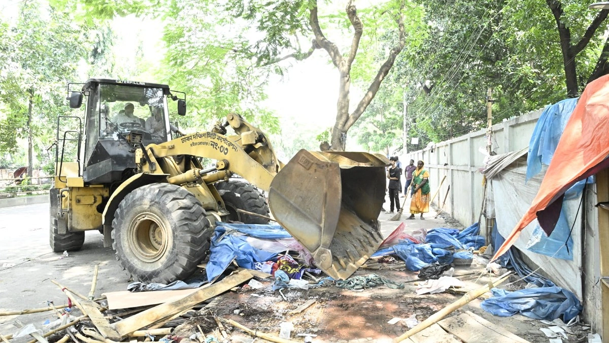 মতিঝিলে ফুটপাত দখলমুক্ত করতে ডিএসসিসির অভিযান