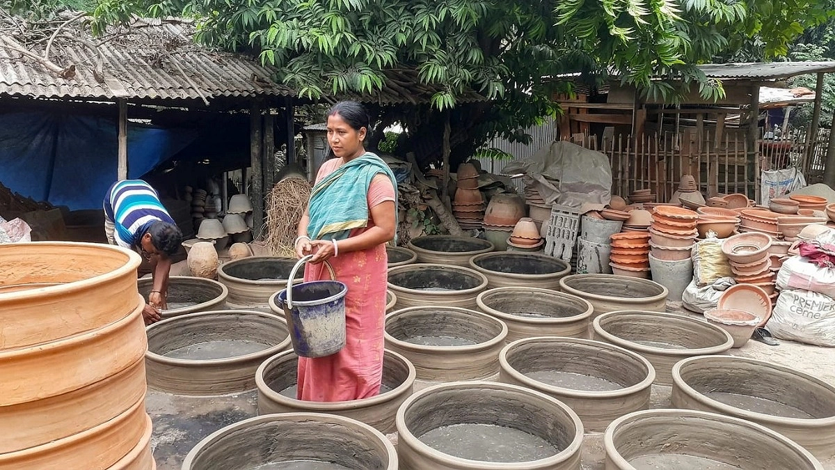 ঈশ্বরদীতে বিলুপ্তির পথে মৃৎশিল্প