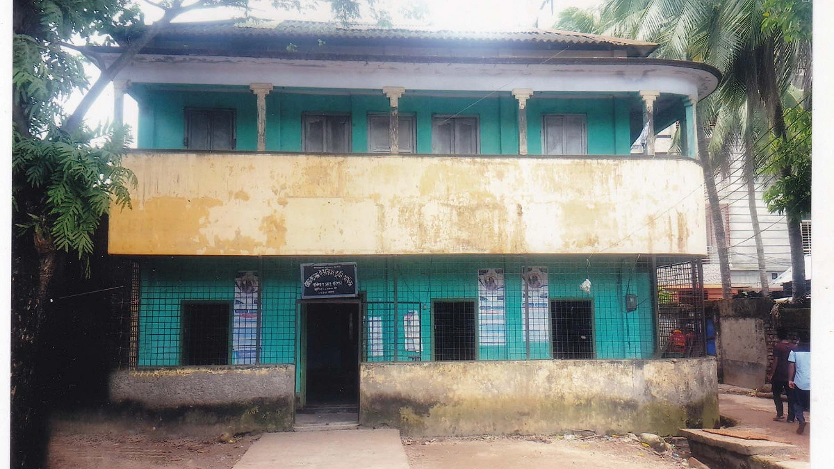 অনুপস্থিত থাকায় ভূমি অফিসের দুই কর্মচারী স্ট্যান্ড রিলিজ