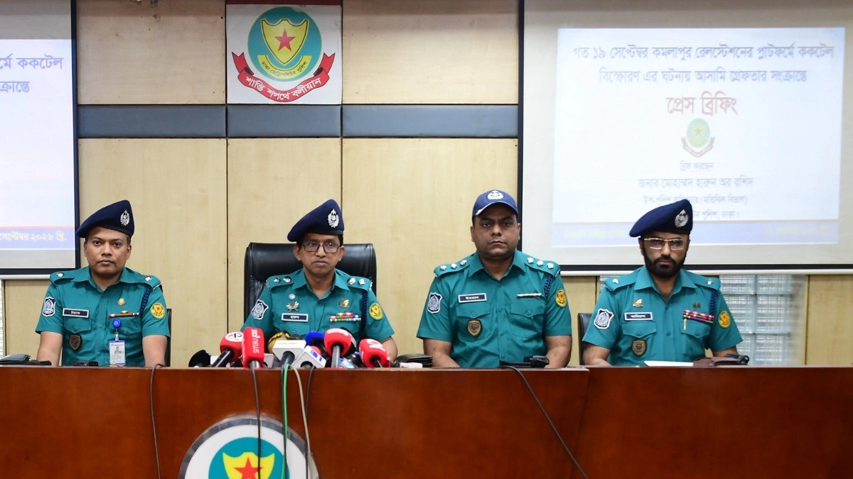 কমলাপুরে ককটেল বিস্ফোরণে জড়িত অভিযোগে রেলকর্মীই গ্রেপ্তার