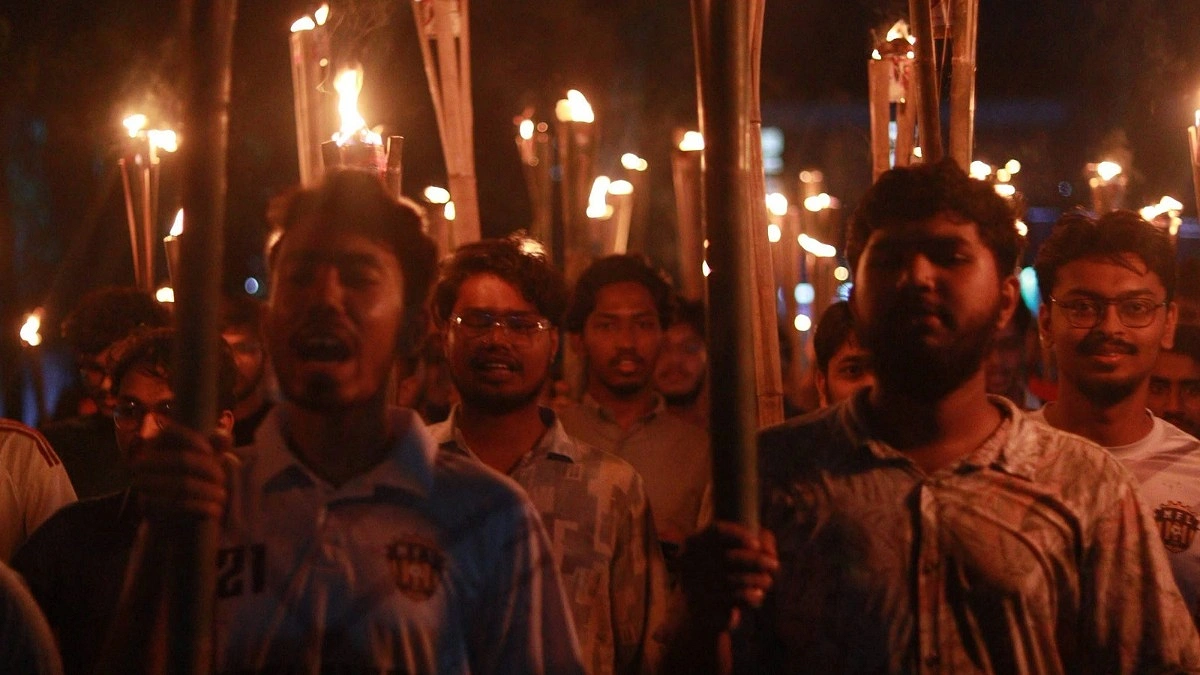 রবিবার থেকে কর্মবিরতিতে চুয়েট শিক্ষকরা, শিক্ষার্থীদের মশাল মিছিল