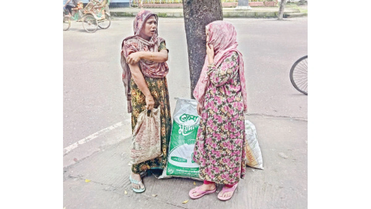 রাজধানীতে ছাই বিক্রির এক ফাঁকে সাবিহা (বামে) । ছবি: লেখক