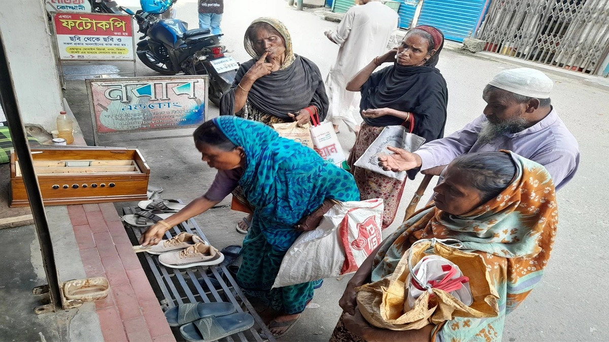 ময়মনসিংহে ভিক্ষুকদের জন্য দোকানের সামনে টাকার বাক্স