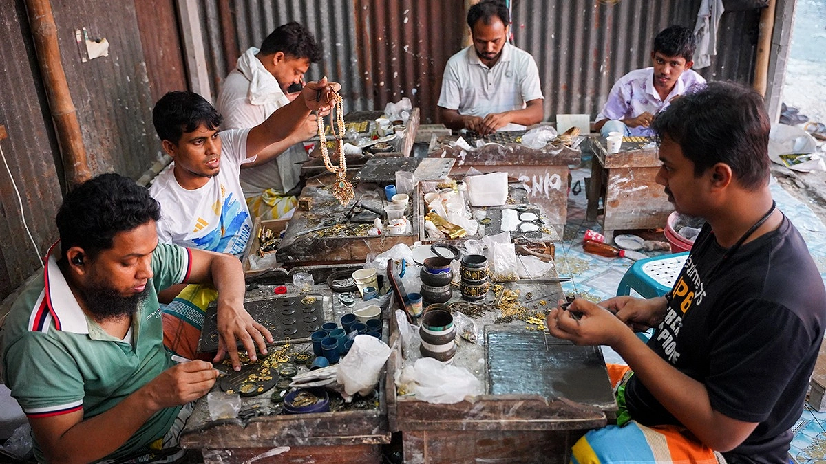 গয়না তৈরি শেষ হওয়ার পর দেখছেন এক কারিগর।