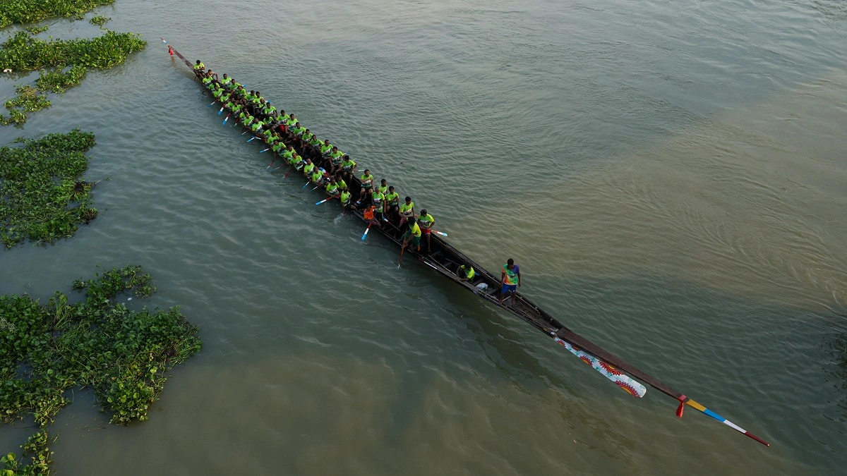 প্রতিযোগিতায় অংশগ্রহণ করার জন্য এগিয়ে যাচ্ছে একটি নৌকা