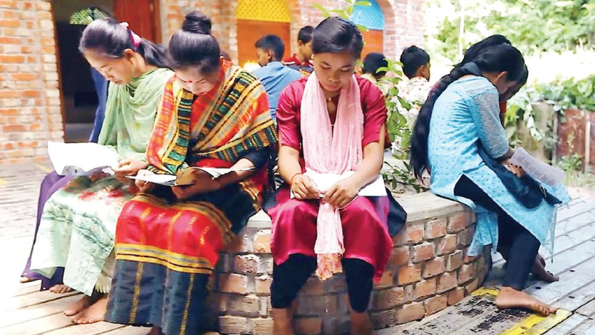 পাহাড়ে আলো ছড়ানো পাঠাগার