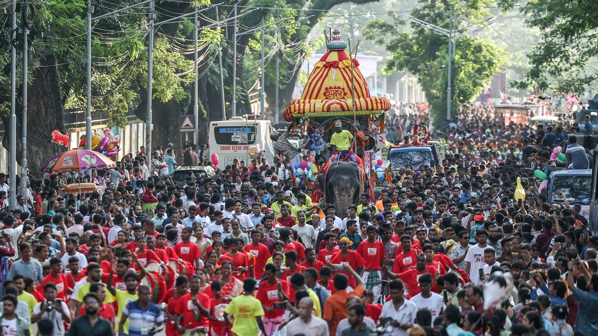 শোভাযাত্রায় ভক্তদের মিলনমেলা
