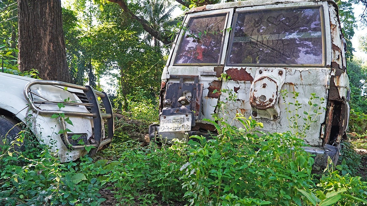 দীর্ঘদিন পড়ে থাকা একটি সরকারি গাড়ির পেছনের অংশ।
