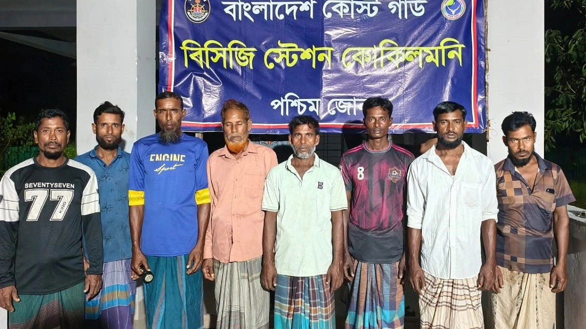 গভীর সমুদ্রে বিকল বোট, ৮ জেলেকে উদ্ধার