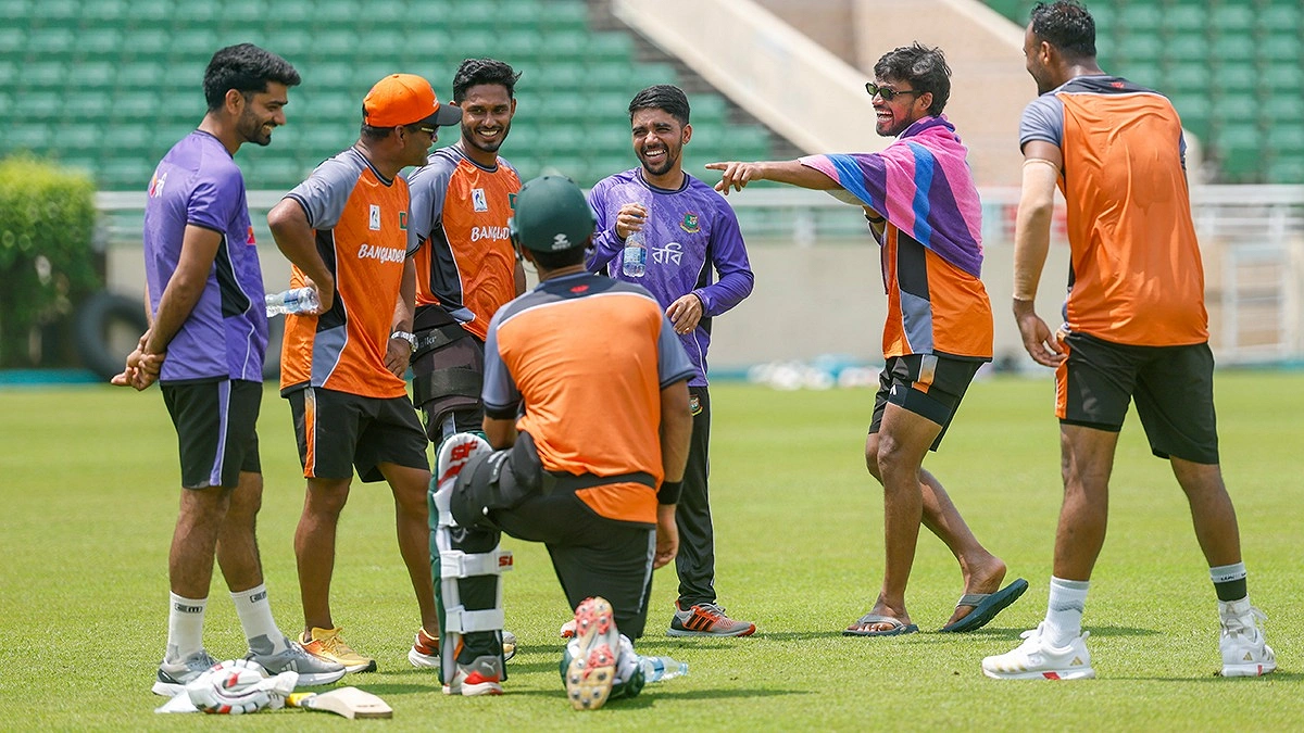 মিরপুরে অনুশীলনে কোচ মোহাম্মদ সালাউদ্দিনের সঙ্গে খেলোয়াড়দের আনন্দের এক মুহূর্ত।