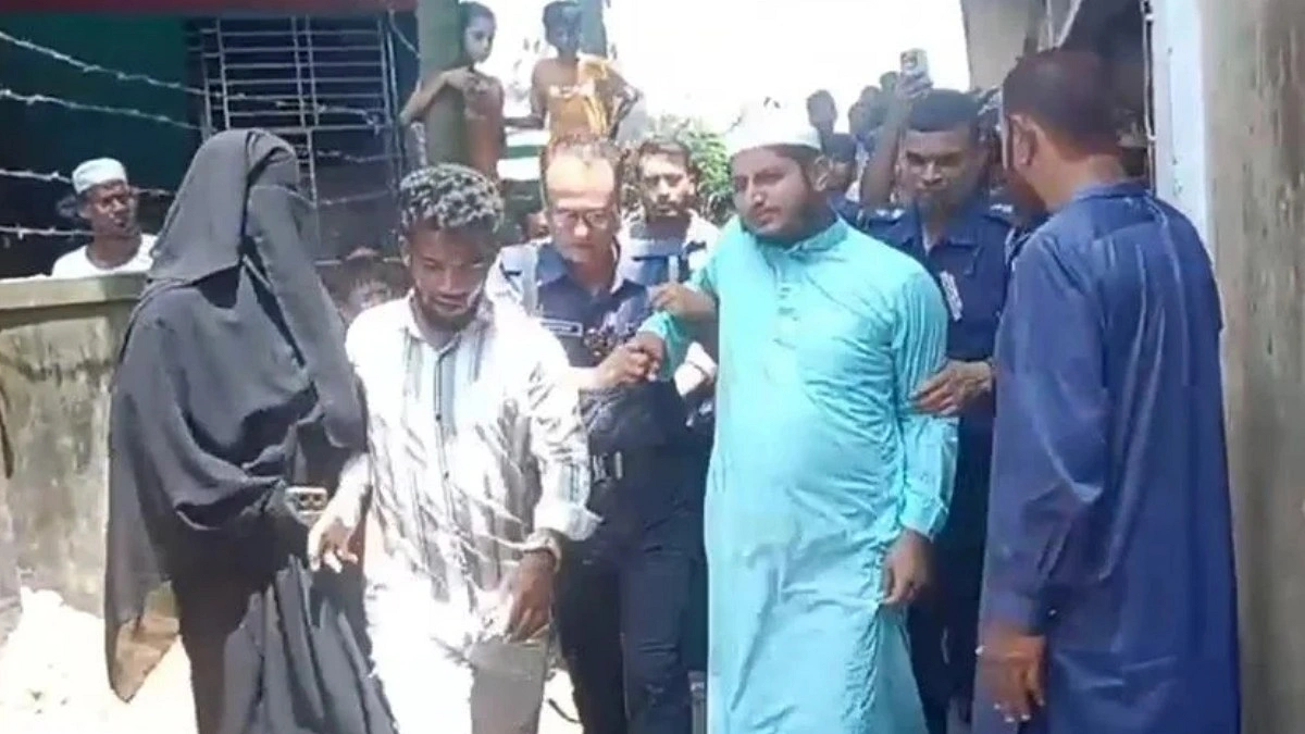 শিশুকে পিটিয়ে আহত, অবরুদ্ধ মাদ্রাসাশিক্ষককে থানায় নিল পুলিশ