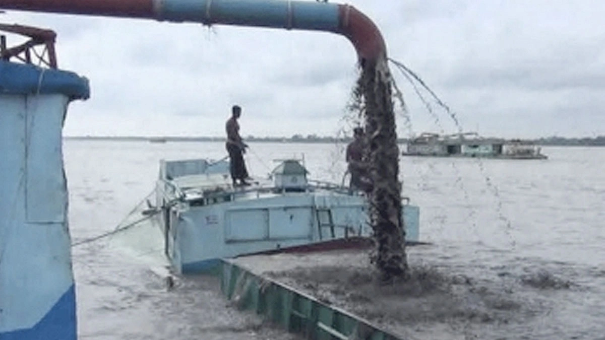 ভোলায় বেড়িবাঁধ ভাঙনের শঙ্কা
