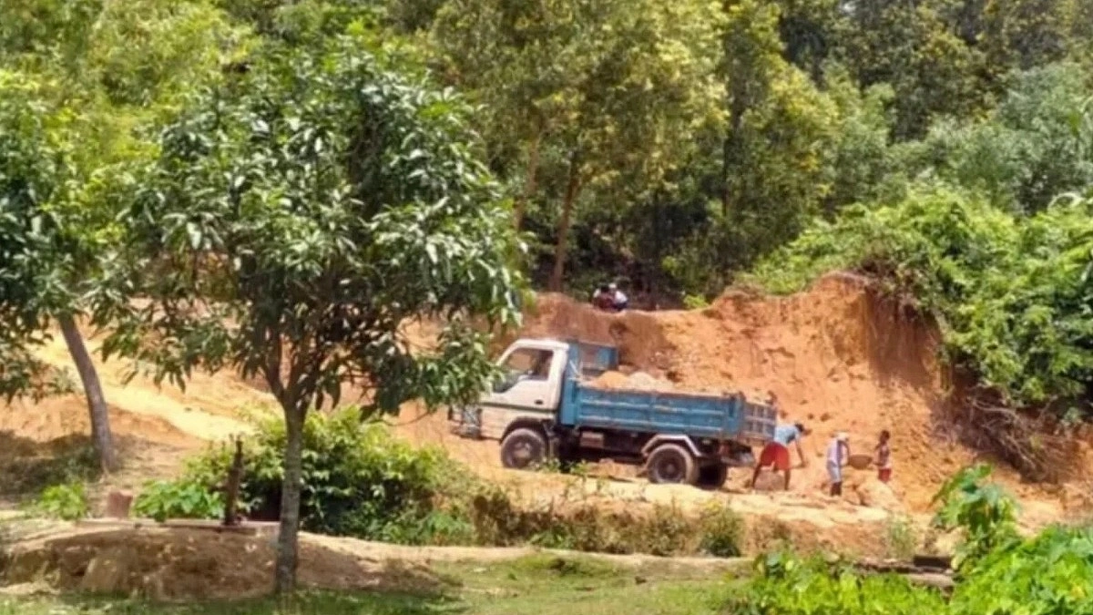পাহাড় কাটতে বাধা দেওয়ায় বন কর্মকর্তাদের ওপর হামলা