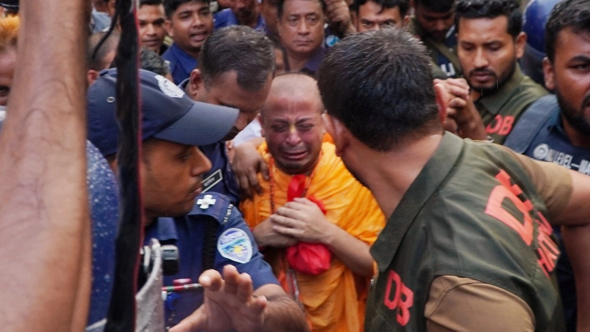 মায়ের শেষকৃত্যে অঝোরে কাঁদলেন চিন্ময়