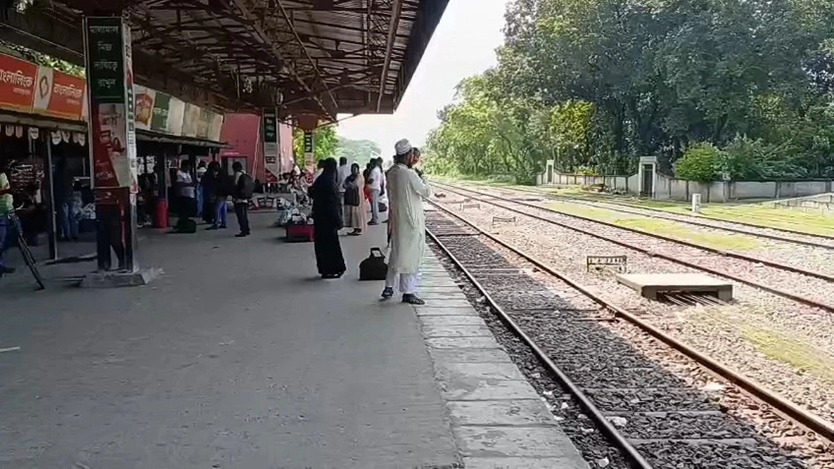 ট্রেনে উঠার সময় রেললাইনে পড়ে নারীর দুই পা বিচ্ছিন্ন, হাসপাতালে নেওয়ার পথে মৃত্যু