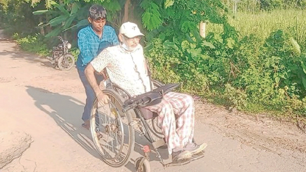হুইলচেয়ারে ৩ কিমি পেরিয়ে যান স্কুলে