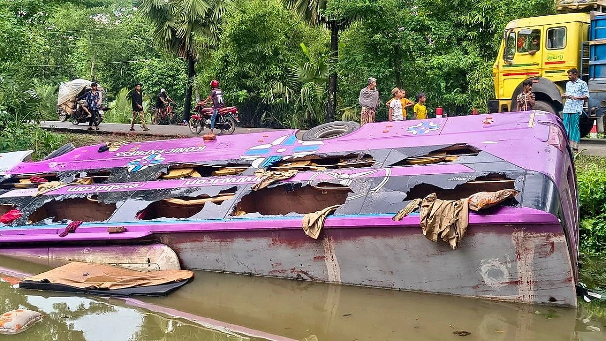 কুয়াকাটাগামী ডাবল ডেকার বাস পুকুরে, আহত ১৫