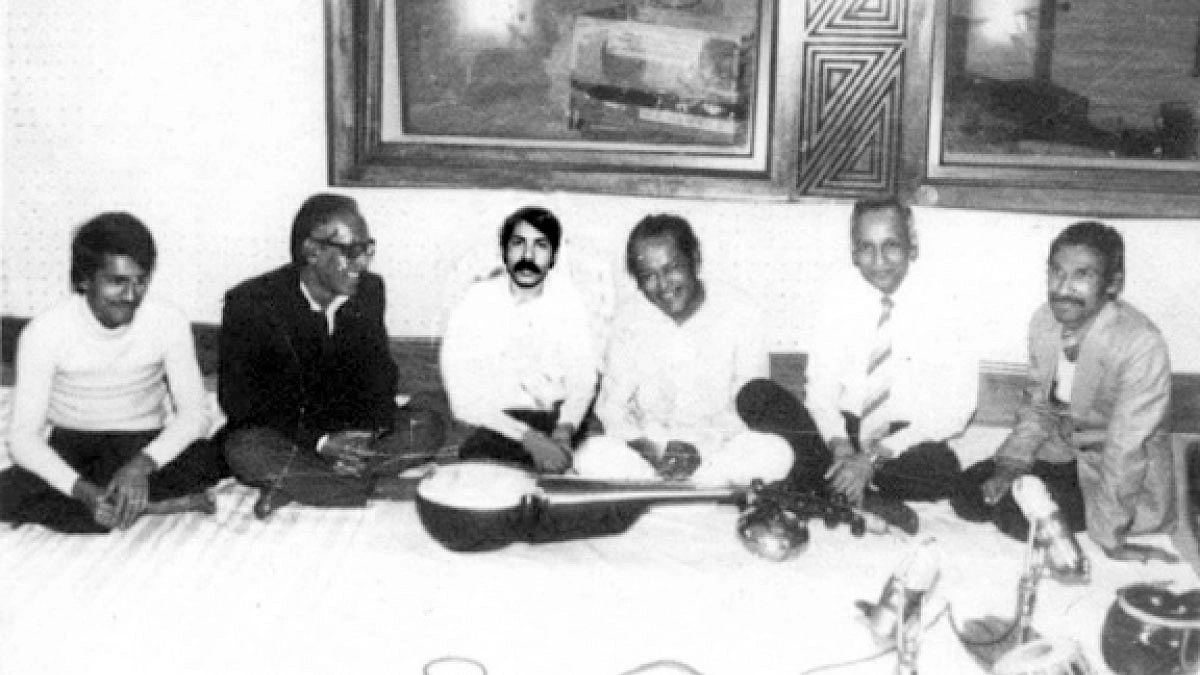 ছয় ভাই— আবেদ হোসেন খান, বাহাদুর খান, মোবারক হোসেন খান, তানসেন খান, বিটোফেন খান ও শেখ সাদী খান